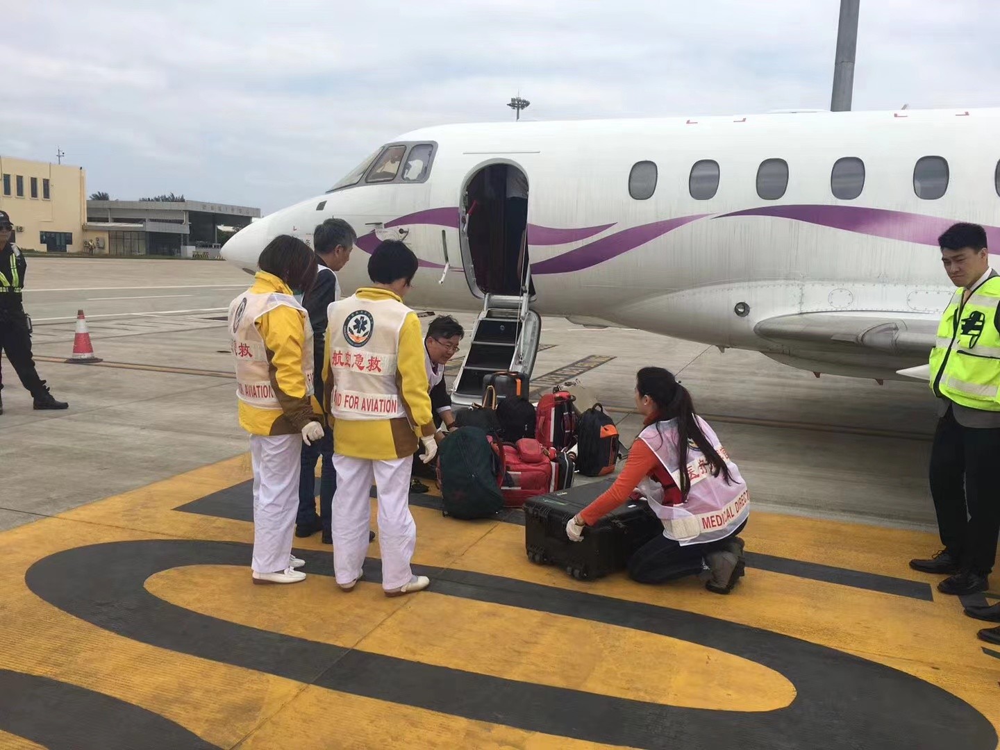柳州香港出入境救护车出租